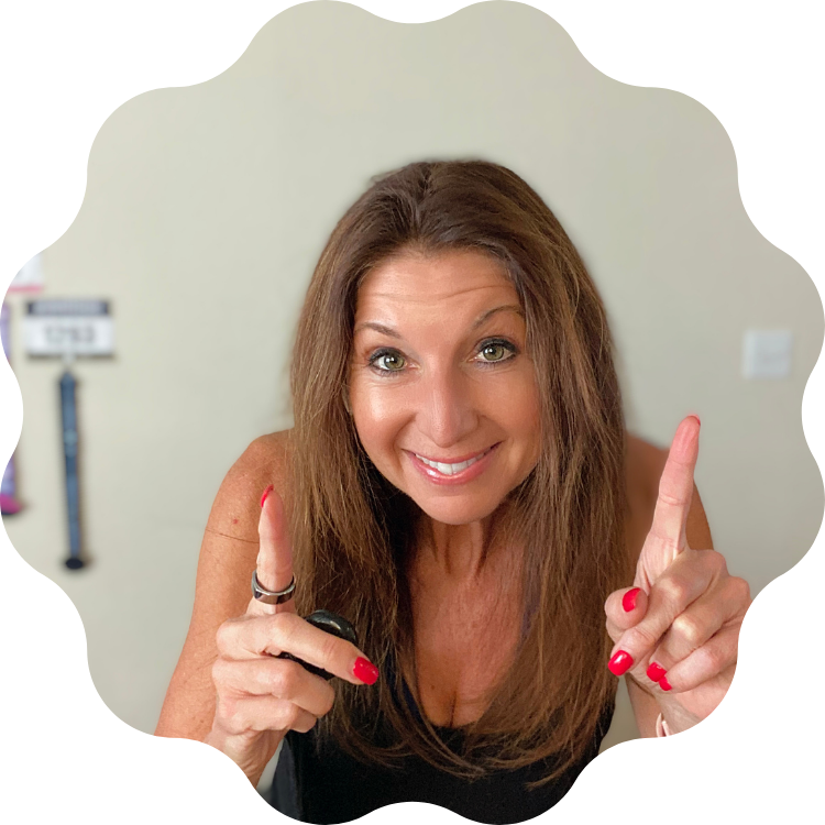 Mindy pointing up, scalloped frame